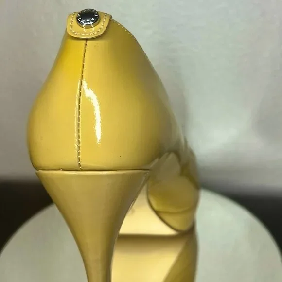 Michael Kors Leather Simple Pumps Yellow Gold Heels  Toe Cutout Size 7M​​​ - Picture 6 of 9